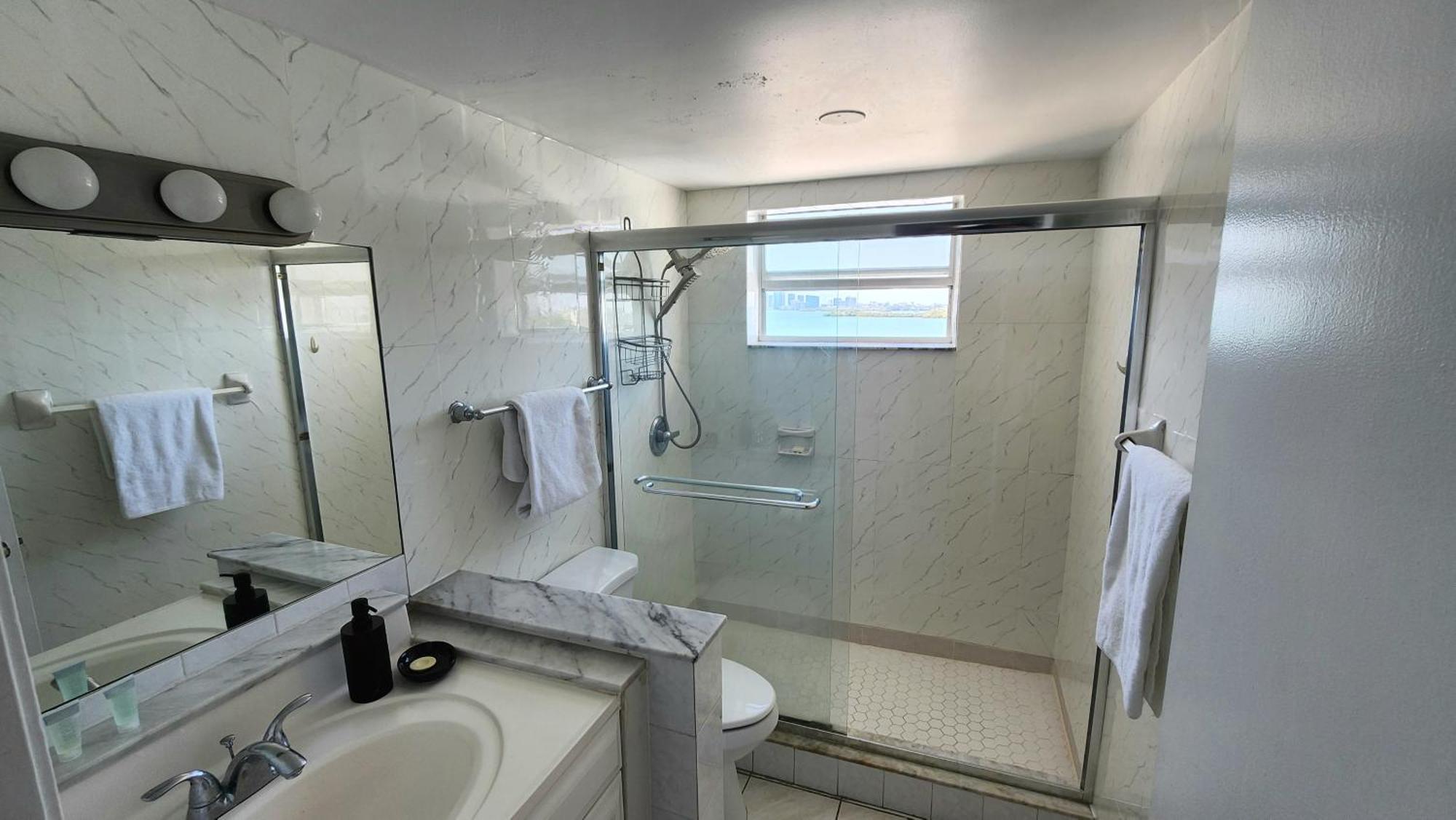 Appartement Bayfront Breathtaking Views- One Bedroom W Balcony- Living -free Parking *