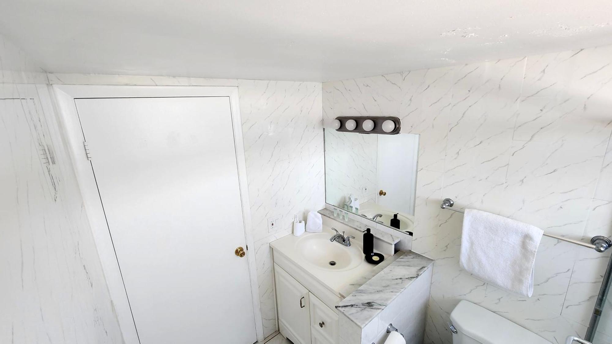 Bayfront Breathtaking Views- One Bedroom W Balcony- Living -free Parking Appartement