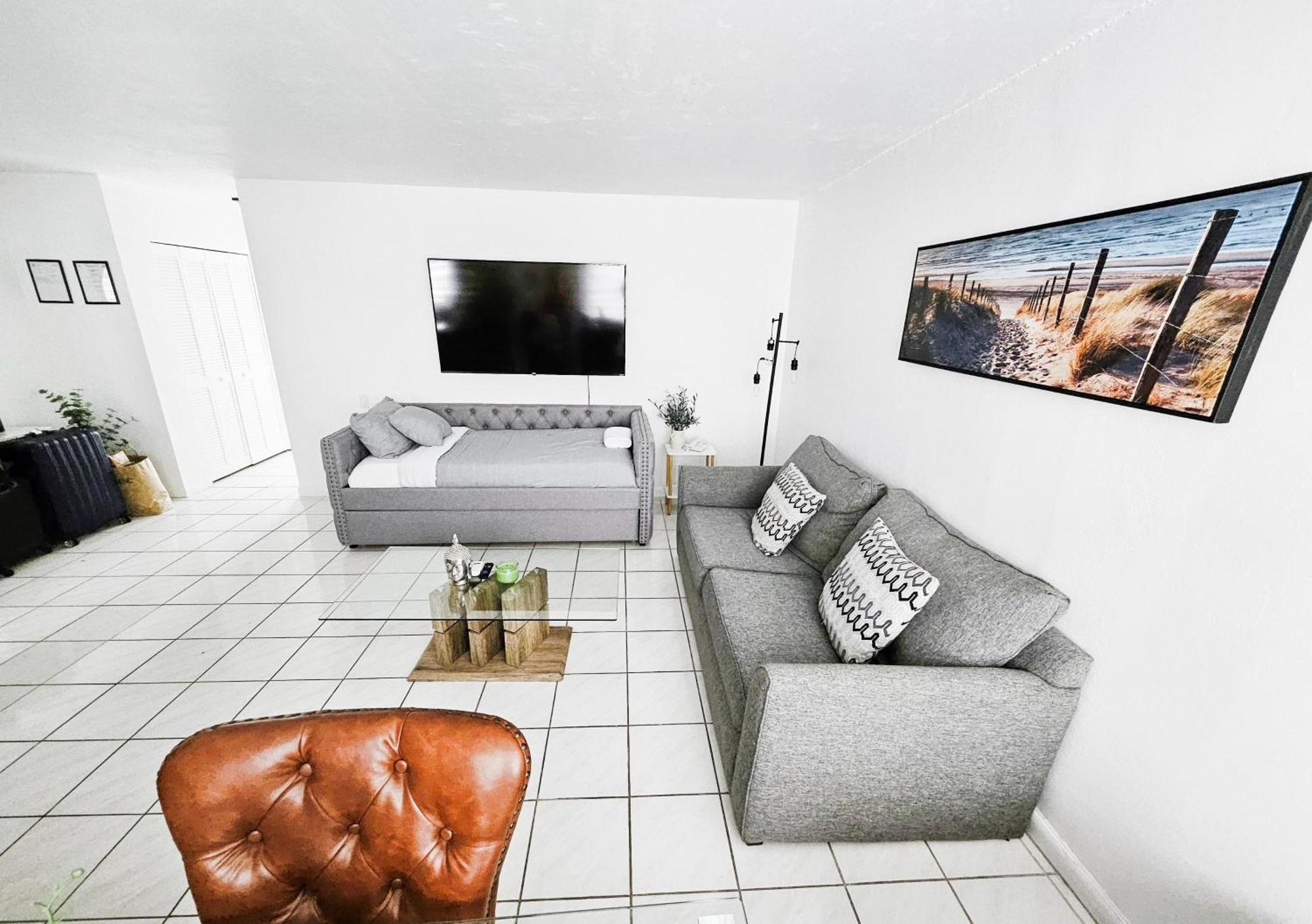 Bayfront Breathtaking Views- One Bedroom W Balcony- Living -free Parking Appartement *